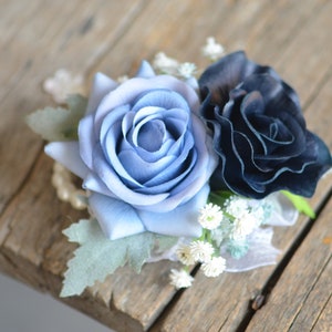 Bouquet da sposa finto blu polveroso, bouquet da sposa avorio blu navy scuro, rose al tocco reale, fiori selvatici blu, corpetto Boutonniere one wrist corsage