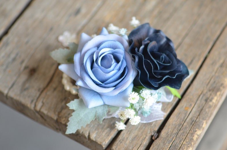 Bouquet da sposa finto blu polveroso, bouquet da sposa avorio blu navy scuro, rose al tocco reale, fiori selvatici blu, corpetto Boutonniere one wrist corsage