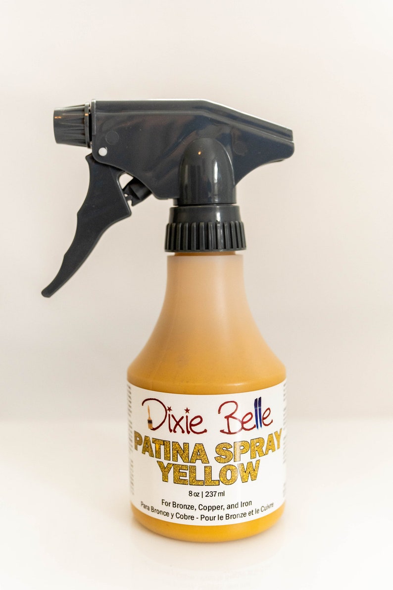 Może przedstawiać: Butelka sprayu patynowego Dixie Belle w kolorze ż&oacute;łtym, 8 uncji lub 237 mililitr&oacute;w. Butelka jest oznakowana do użytku na brązie, miedzi i żelazie.