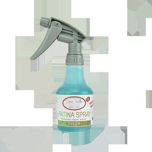 Może przedstawiać: Zielona butelka sprayu Patina Dixie Belle z szarym rozpylaczem. Etykieta na butelce zawiera napis "Patina Spray" i "Do brązu, miedzi i żelaza" czarnym kolorem. Etykieta zawiera r&oacute;wnież słowa "Zielony" i "Wyprodukowano w USA" białym kolorem.