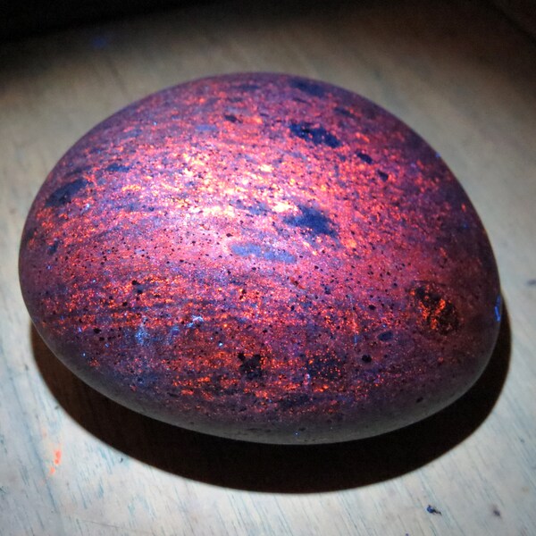 10.57oz, Michigan, EMBERLITE, Fluorescent Sodalite, Yooperstone, Yooperlight, Lake Superior, Glows Under UV Lights, Free Shipping, Yooper