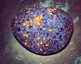 27.75oz, Fluorescent Sodalite, EMBERLITE, Yooperstone, Yooperlite, Lake Superior, UV Light Reactive, Free Shipping In USA