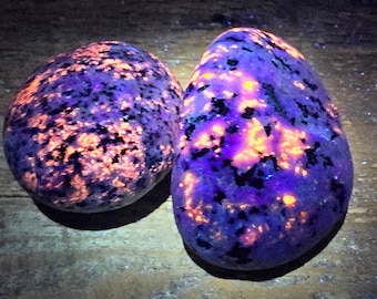 14.55oz, Fluorescent Sodalite, EMBERLITE, Yooperstone, Yooperlite, Lake Superior, UV Light Reactive, Free Shipping In USA