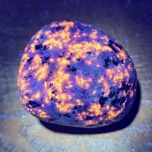 8.8oz, Fluorescent Sodalite, EMBERLITE, Yooperstone, Yooperlite, Lake Superior, UV Light Reactive, Free Shipping In USA