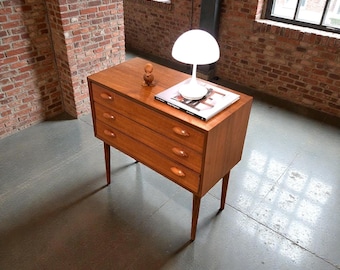 Dänische zierliche Kommode aus Teakholz, Arne Vodder zugeschrieben