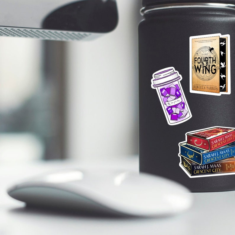 Peut inclure: Une bouteille d'eau noire avec des autocollants de livres. Les autocollants pr&eacute;sentent les titres "Fourth Wing" de Rebecca Yarros et "Crescent City" de Sarah J. Maas.