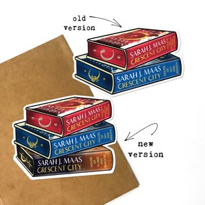 Peut inclure: Une pile de trois livres broch&eacute;s avec des couvertures bleues et rouges. Les livres font partie de la s&eacute;rie Crescent City de Sarah J. Maas. Les titres des livres sont "House of Earth and Blood", "House of Sky and Breath" et "House of Flame and Shadow".