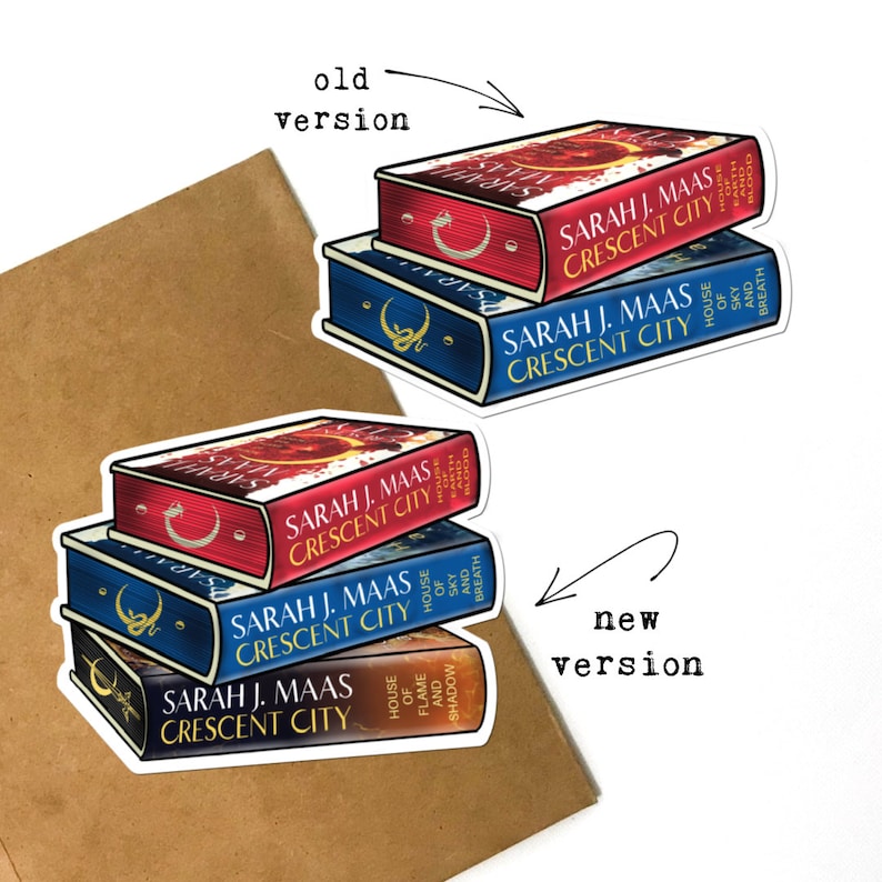 Peut inclure: Une pile de trois livres broch&eacute;s avec des couvertures bleues et rouges. Les livres font partie de la s&eacute;rie Crescent City de Sarah J. Maas. Les titres des livres sont "House of Earth and Blood", "House of Sky and Breath" et "House of Flame and Shadow".