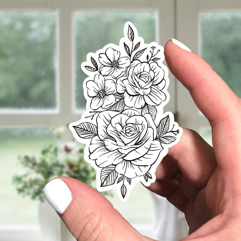 Peut inclure: Autocollant en noir et blanc repr&eacute;sentant un bouquet de fleurs en ligne, comprenant des roses et des fleurs plus petites. Les fleurs sont dispos&eacute;es en grappe et ont un aspect d&eacute;licat et romantique.