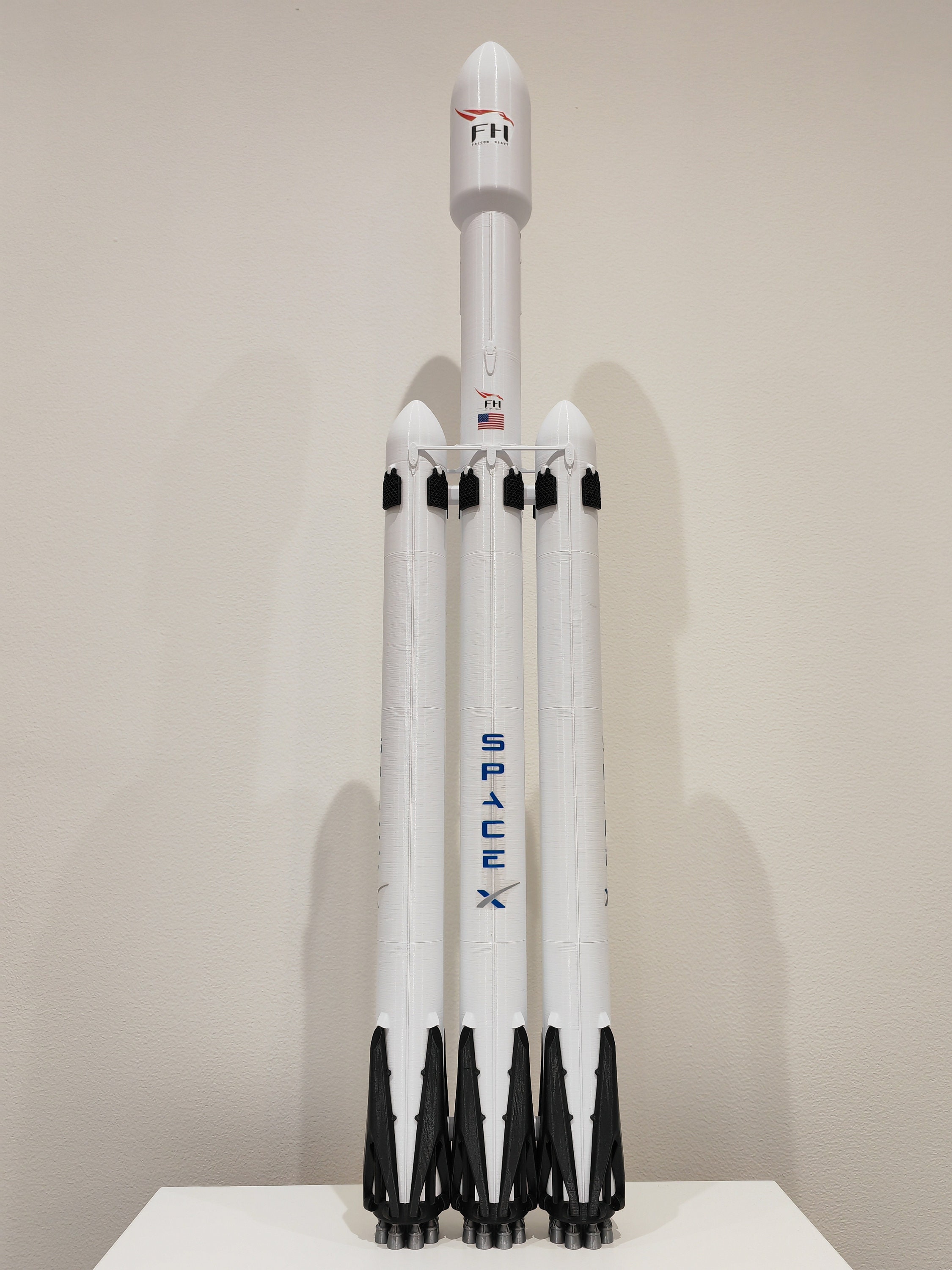 Flying SpaceX Falcon 9 Model Rocket with Crew Dragon 1:100