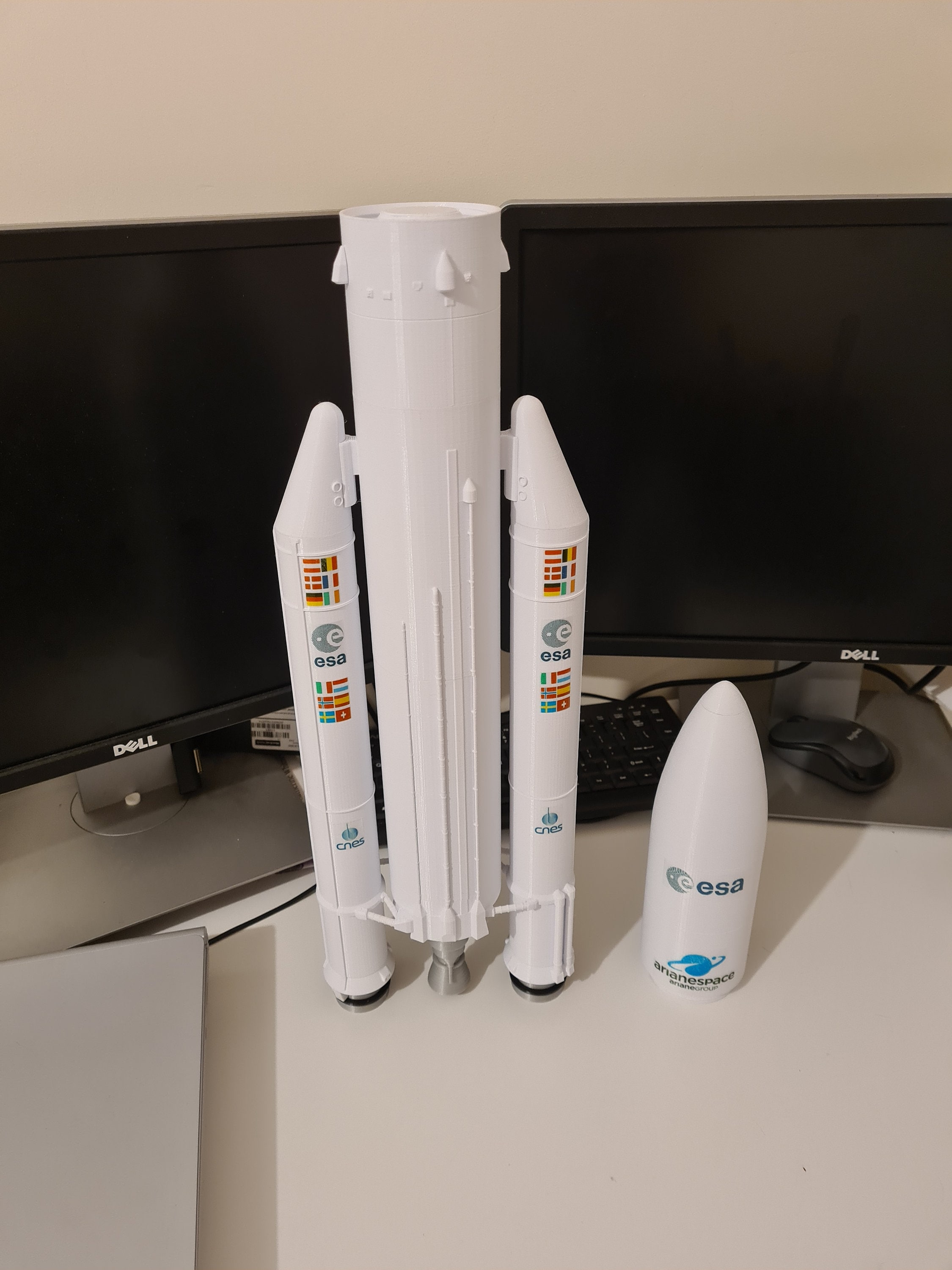 レベル 1/96 アリアン5型ロケットプラスチックモデルキット製品番号04818 レベル 1/96 アリアン5型ロケットプラスチックモデルキット製品