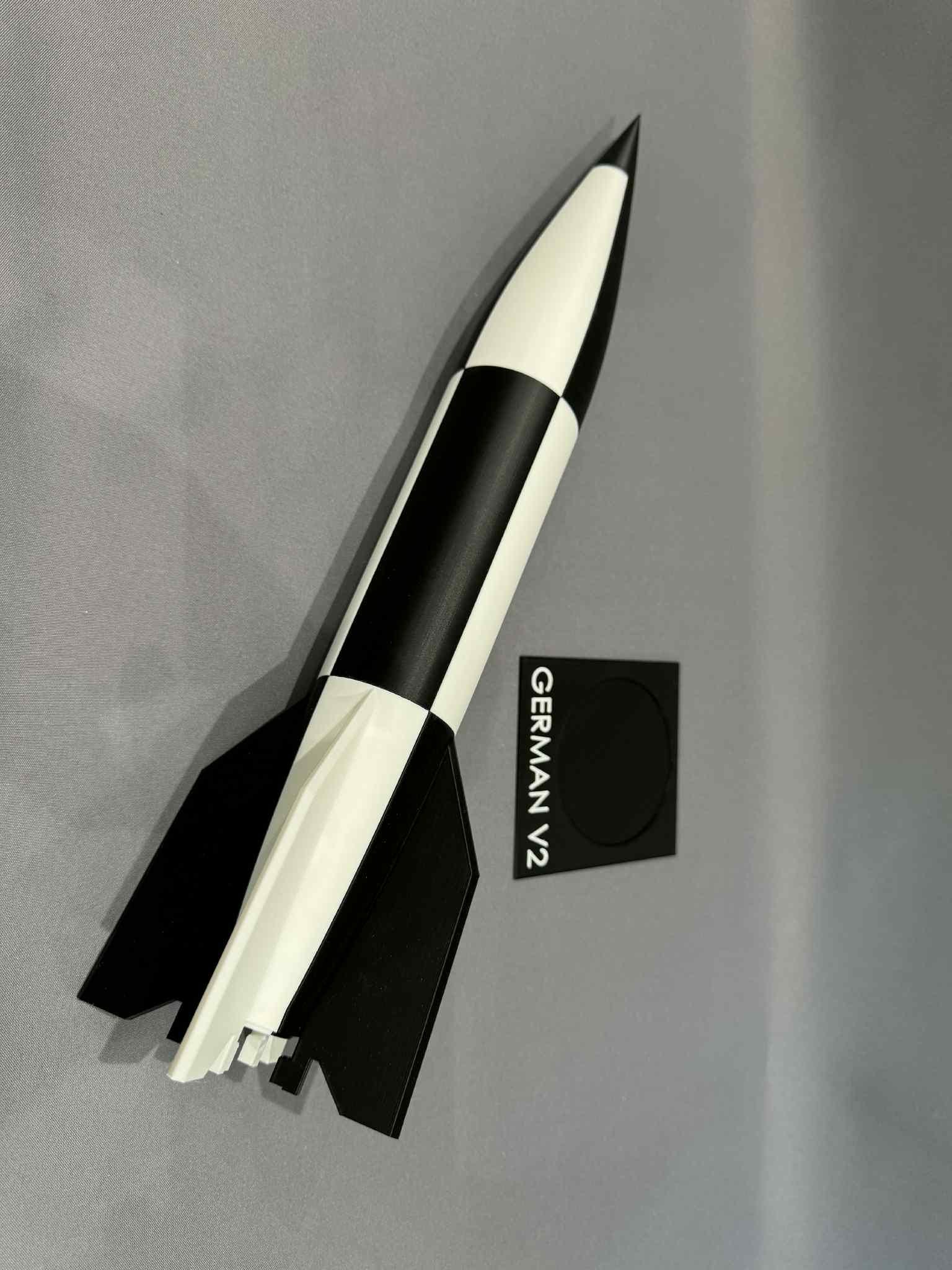 ドイツV2ロケットスケールモデルキット＆組み立て済み – 1:32スケール