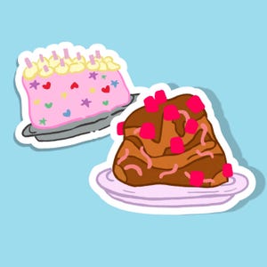 Puede incluir: Dos pasteles de dibujos animados sobre platos sobre un fondo azul claro. Uno es rosa con corazones, estrellas y velas. El otro es marrón con cuadrados rojos y garabatos rosas.