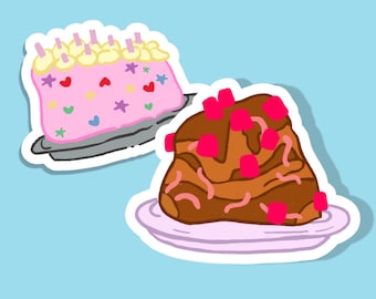 Peut inclure: Deux gâteaux de dessin animé sur des assiettes sur fond bleu clair. L'un est rose avec des cœurs, des étoiles et des bougies. L'autre est marron avec des carrés rouges et des gribouillis roses.