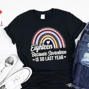 Achttien omdat zeventien het laatste jaar is 18 jaar 18e verjaardag meisje schattig regenboog thema verjaardagsfeestje T-shirt hoodie cadeau tienermeisjes kinderen