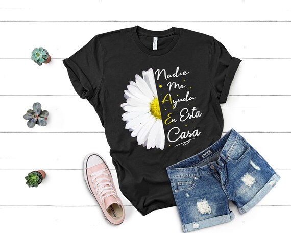 Womens Nadie Me Ayuda En Esta Casa T-Shirt Spanish Gift Shirt Womens Nadie Me Ayuda En Esta Casa T-Shirt Spanish Gift Shirt