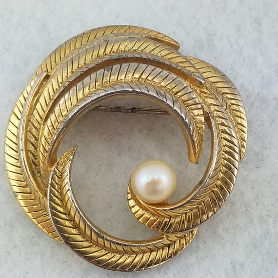 Vintage SIGNED JOMAZ BROOCH Brushed Gold Tone Lea… - image 1