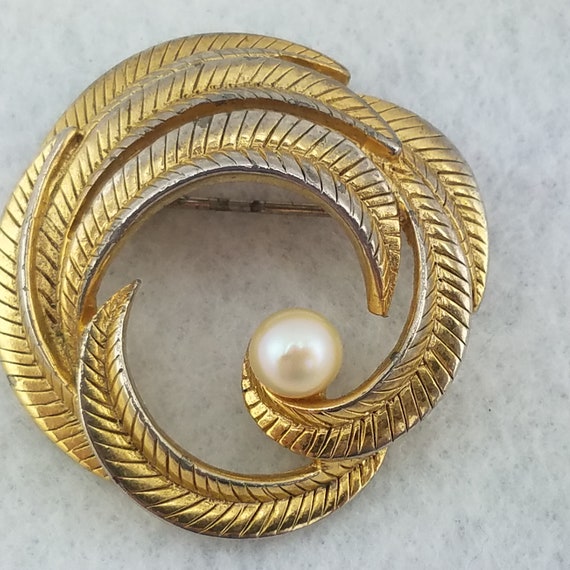 Vintage SIGNED JOMAZ BROOCH Brushed Gold Tone Lea… - image 5