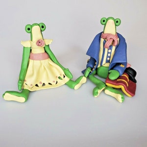 1998 DGC Dave Grossman Designs Sitting Green Toad Frog Figurine Couple Whimsical Cartoon Character