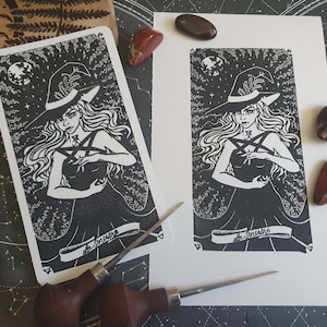 Linogravure carte de tarot de la Sorcièrewitchcraft sorciere folklore papeterie scrapbook collection curiosité gravure handmade linogravure