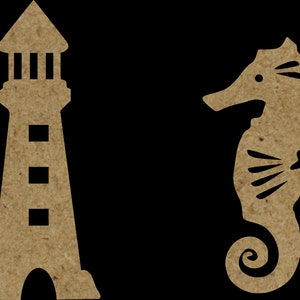 Peut inclure: Une découpe en bois brun d'un phare et d'un hippocampe. Le phare a un toit pointu et une fenêtre à trois carreaux. L'hippocampe a une queue enroulée et une nageoire sur le dos.