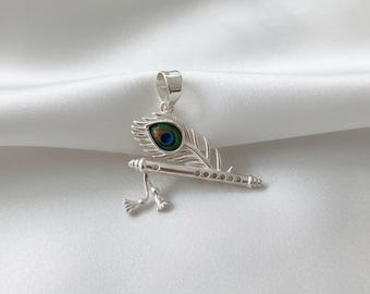 Colgante de flauta Krishna de plata esterlina con pluma de pavo real