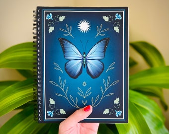 El Sol | Schmetterling Notizbuch | Liniertes Tagebuch | Soft-Touch-Hülle | Morpho Menelaos und Sonne | Hergestellt in den USA | 18 x 21 cm | 60 Blatt 120 Seiten