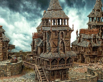 Op de afbeelding: Een gedetailleerd model van een middeleeuwse toren met een puntig dak, gemaakt van hout en steen. De toren heeft meerdere ramen en een balkon. Het model is geschilderd in tinten bruin en grijs.