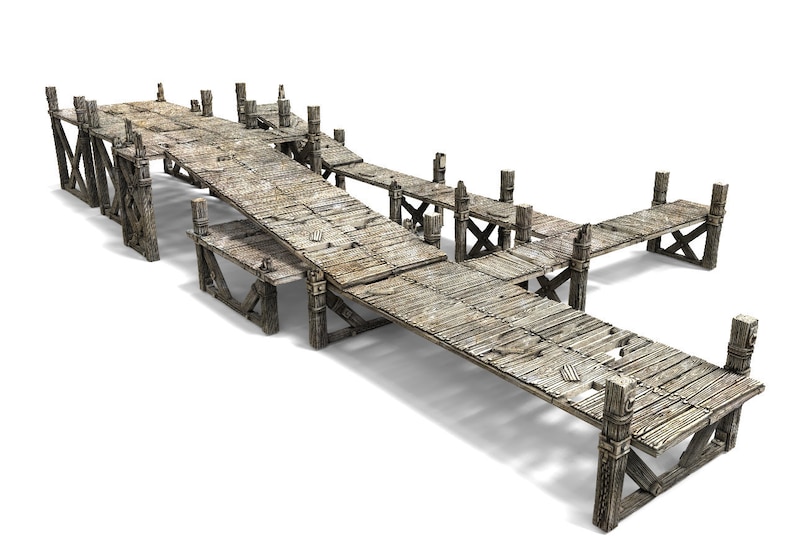 Pu&ograve; includere: Un molo in legno consumato con pi&ugrave; sezioni, che presenta una passerella lunga e stretta che si estende dalla piattaforma principale. Il molo &egrave; costruito con assi e supporti in legno, mostrando segni di et&agrave; e usura.