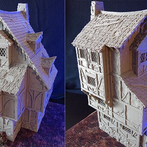 Puede incluir: Un modelo detallado de un edificio de tres pisos con un techo de inclinaci&oacute;n pronunciada, m&uacute;ltiples ventanas y una base de piedra. El modelo est&aacute; hecho de un material gris claro y parece estar sin terminar.