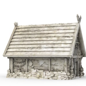 Op de afbeelding: Een klein, wit, houten huis met een zadeldak en een stenen fundering. Het huis heeft een deur en een raam, en er zijn decoratieve details op het dak en de muren.