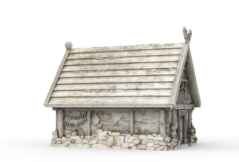 Op de afbeelding: Een klein, wit, houten huis met een zadeldak en een stenen fundering. Het huis heeft een deur en een raam, en er zijn decoratieve details op het dak en de muren.