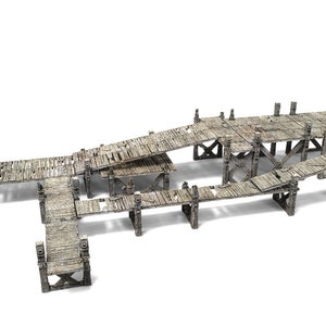 Pu&ograve; includere: Un molo in legno consumato con pi&ugrave; livelli e rampe. Il molo &egrave; fatto di assi di legno e ha un aspetto rustico e invecchiato.