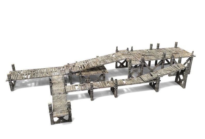 Pu&ograve; includere: Un molo in legno consumato con pi&ugrave; livelli e rampe. Il molo &egrave; fatto di assi di legno e ha un aspetto rustico e invecchiato.