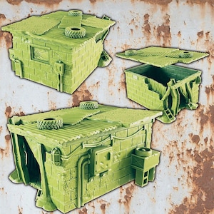 Puede incluir: Un modelo de plástico verde de un edificio en ruinas con un techo de chapa corrugada, una fachada de ladrillo y una gran puerta abierta. El edificio tiene varios detalles, incluyendo tuberías, cables y una ventilación.