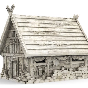 Op de afbeelding: Een wit houten Vikinghuis met een rieten dak, een stenen fundering en een deur. Het huis heeft een raam met een netgordijn en een visdroger die buiten hangt.