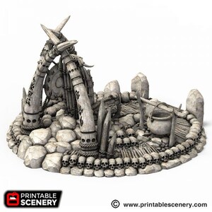 Pode incluir: Uma cena de fantasia em miniatura detalhada em tons de cinza, apresentando uma estrutura com pilares semelhantes a ossos e um escudo central. A base &eacute; cercada por cr&acirc;nios e pedras, com um caldeir&atilde;o e elementos de madeira. O texto "PRINTABLE SCENERY" &eacute; vis&iacute;vel.