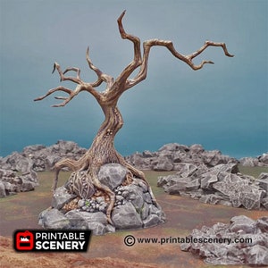 Puede incluir: Una miniatura de árbol muerto nudoso con ramas retorcidas, impresa en 3D para un juego de mesa. El árbol está pintado en tonos marrones y grises, con un efecto de corteza texturizado. La base está hecha de rocas grises, con algunas rocas más pequeñas esparcidas alrededor de la base del árbol.