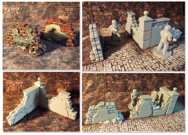 Pu&ograve; includere: Quattro viste diverse di un set di sezioni di muro di mattoni in rovina stampate in 3D, di colore grigio. Le sezioni sono progettate per essere utilizzate come terreno per giochi di guerra da tavolo.
