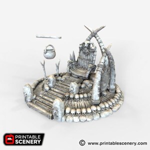 Pode incluir: Uma detalhada cena de trono de fantasia em miniatura, em tons de cinza, com um trono adornado com caveiras, degraus e uma plataforma circundante. Inclui um caldeir&atilde;o pendurado, um tronco e outros elementos decorativos. A base &eacute; circundada por caveiras.