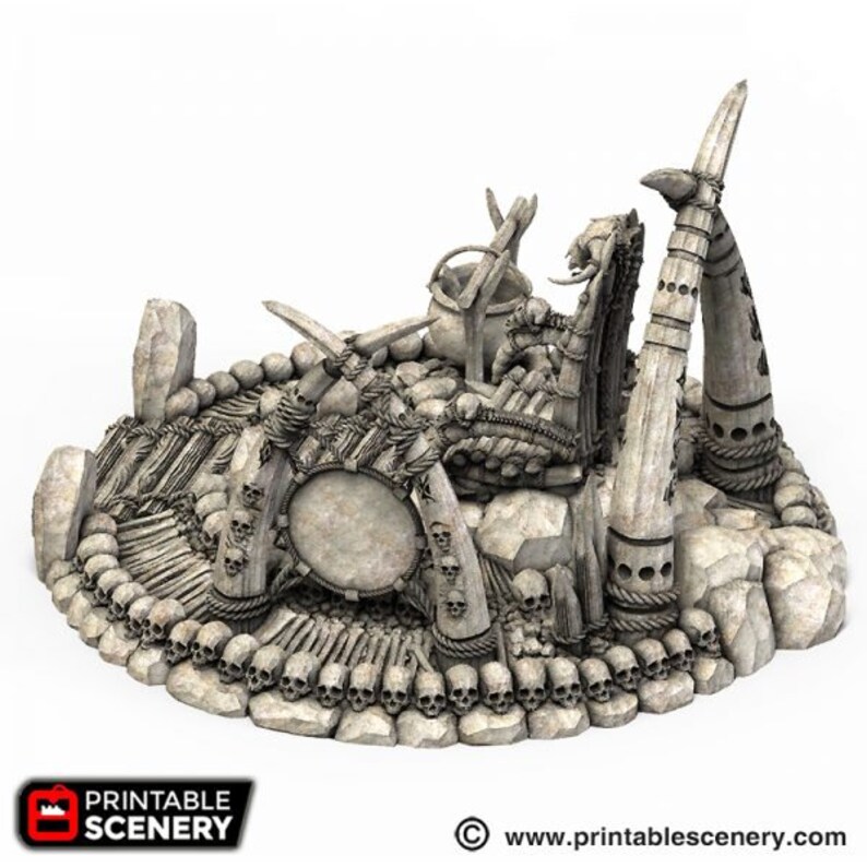 Pode incluir: Uma pe&ccedil;a de terreno de fantasia esbranqui&ccedil;ada detalhada com um tambor, cr&acirc;nios, ossos e elementos decorativos. A pe&ccedil;a tem uma base circular e inclui uma variedade de texturas e formas, perfeita para jogos de mesa ou exibi&ccedil;&atilde;o.