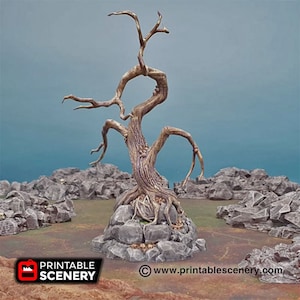 Puede incluir: Una miniatura detallada pintada a mano de un árbol muerto nudoso con un tronco y ramas retorcidos. El árbol está colocado sobre una base de rocas grises, creando una escena realista y espeluznante.