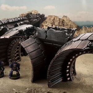 Könnte beinhalten: Drei graue und braune, strukturierte, gebogene, modulare Geländeteile für Tabletop-Spiele. Die Teile sind aus Harz und haben eine Science-Fiction-Ästhetik.