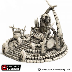 Pode incluir: Diorama de fantasia detalhado, em branco sujo, com um trono feito de ossos e madeira, rodeado por cr&acirc;nios e um caldeir&atilde;o. A cena inclui um tambor, arcos e uma ponte de pedra. A base tem o texto "Printable Scenery".