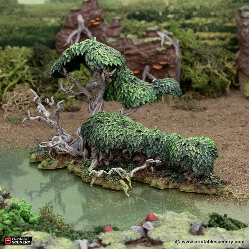 Pu&ograve; includere: Una scena di palude in miniatura stampata in 3D con un albero verde ricoperto di muschio e un piccolo stagno. L'albero ha un tronco nodoso e rami con foglie verdi. Lo stagno &egrave; circondato da muschio verde e rocce.