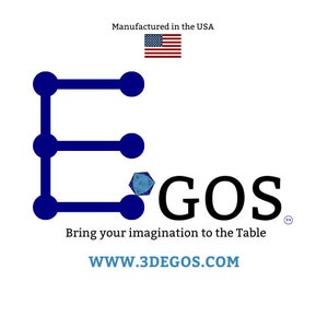 Puede incluir: Un logotipo para una empresa llamada 3DEgos. El logotipo presenta una letra E estilizada hecha de l&iacute;neas azules y un dado azul y blanco. El texto "3DEgos" est&aacute; en negro y el lema "Bring your imagination to the table" est&aacute; en negro debajo del logotipo. La direcci&oacute;n del sitio web "WWW.3DEGOS.COM" est&aacute; en azul debajo del lema. El logotipo est&aacute; sobre un fondo blanco.