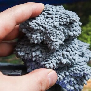 Puede incluir: Un conjunto de dos piezas de follaje impresas en 3D de color gris, que se asemejan a un arbusto o un &aacute;rbol peque&ntilde;o. Las piezas est&aacute;n hechas de un material texturizado que se asemeja a hojas.