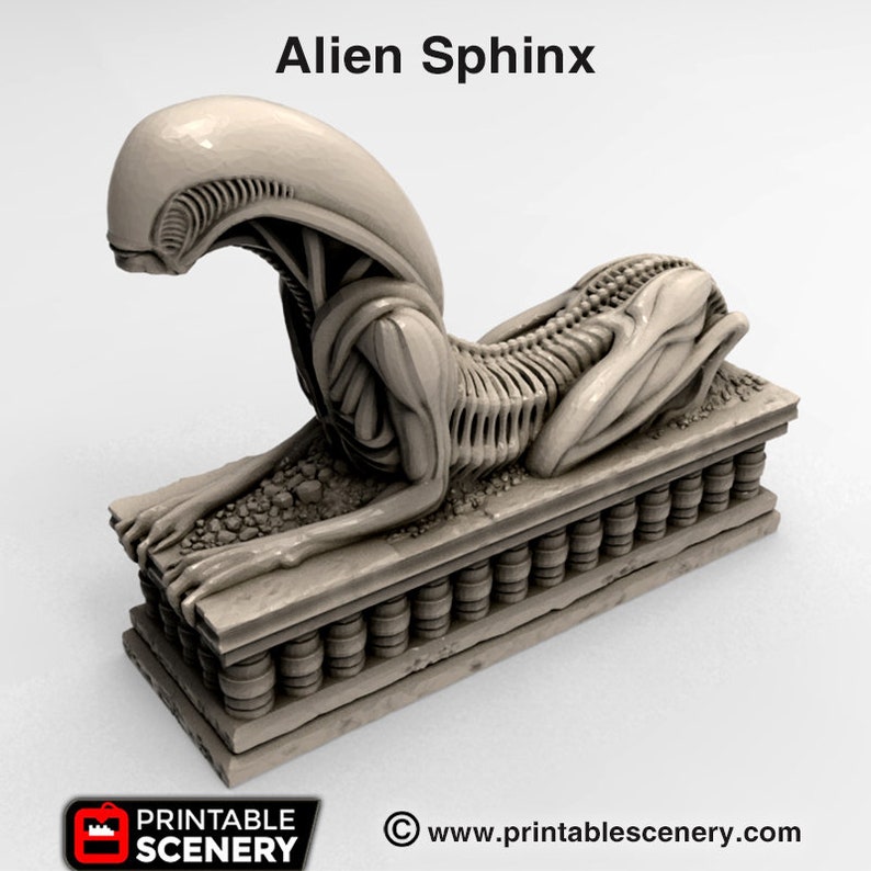 Pode incluir: Uma escultura bege de Alien Sphinx, uma fus&atilde;o da est&eacute;tica extraterrestre e do antigo Egito. A escultura apresenta uma cabe&ccedil;a alongada e um torso esquel&eacute;tico que repousa sobre uma base retangular. O texto "Alien Sphinx" &eacute; exibido no topo.