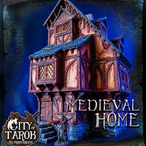 Puede incluir: Un modelo en miniatura de una casa medieval, impreso en 3D, pintado en tonos marrones y rojos, con un techo de tejas azules y blancas. El modelo se coloca sobre un fondo azul con el texto "Black Scrolls Medieval Home Miniature Set by Antal Kenninger" y el logotipo "City of Tarok 3D Printables".