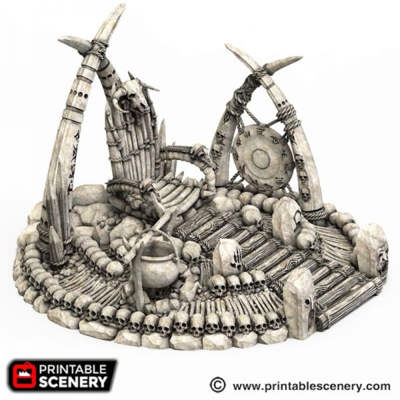 Pode incluir: Diorama de fantasia detalhado em branco sujo com um trono, gong e v&aacute;rios elementos de ossos e cr&acirc;nios. A cena inclui um caldeir&atilde;o, estruturas de pedra e uma base constru&iacute;da com ossos e cr&acirc;nios. O logotipo Printable Scenery &eacute; vis&iacute;vel.